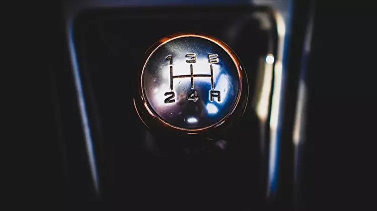 Uzmanlar, en kritik özelliklerden olan bu parçanın her yıl azalmaya devam etmesi halinde 2037 yılına kadar yeni motorlarda sonsuza dek kaybolacağına inanıyor. Söz konusu parça manuel vites.<br><br>