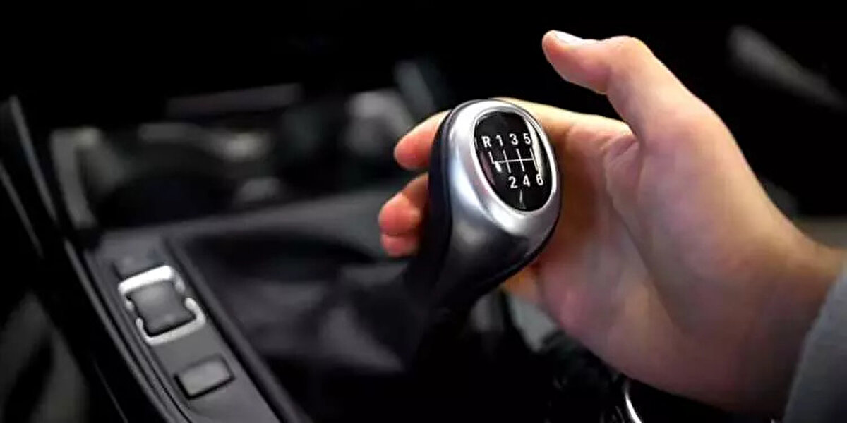 Otomobillerde yakında tamamen ortadan kalkacak<br><br> <br><br>1891 Panhard et Levassor'dan beri otomobillerde önemli bir bileşen olan bu sistem - ilk manuel şanzımanlı model olarak bilinir - yakında tamamen ortadan kalkacak. <br><br>Yeni ve kullanılmış araba pazarı olan CarGurus, bayilerdeki manuel şanzımanlı yeni modellerin sayısını hesaplamak için bir pazar incelemesi gerçekleştirdi.