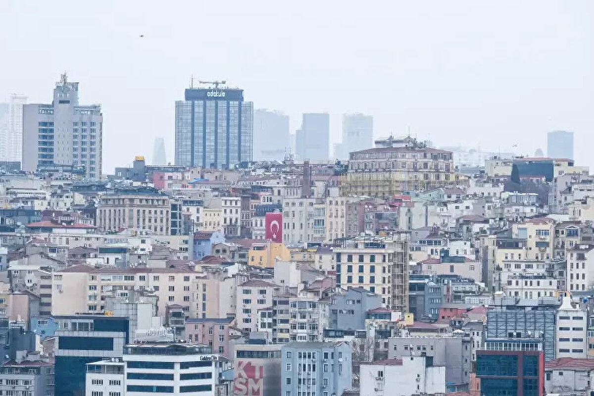İstanbul’da konut fiyatları hız kesmezken yüksek fiyatlara rağmen bazı bölgelerde kira gelirlerinin artması yatırımcının ilgisini konuta yönlendiriyor. Konutların geri dönüş süresi olarak bilinen amortisman süreleri ise yükselen kiralarla birlikte kısaldı.
