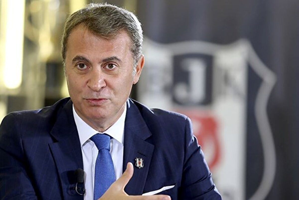 "Kumpasçıların da Beşiktaş'a verdiği zararı şu anda da görüyorsunuz. Beşiktaş'ı ne hale getirdiler, yazık. Bütün bu konularda Beşiktaş yok. Kişisel egolar, intikam duygusu, nefretler... Beşiktaş Türkiye'nin en centilmen, en nazik, en efendi kulübü. İntikam duyguları ve kişilerin birbirleri ile olan çatışması Beşiktaş'ı ne hale getirdi. Herkes açısından üzücü şeyler. En çok da biz Beşiktaşlılar açısından üzücü şeyler. Biz böyle şeylerle anılmak değil daha çok başarılarımızla, duruşumuzla anılmak isterken bu bütün Beşiktaşlıları üzüyor. Olanların hiçbirinde de Beşiktaş yok."