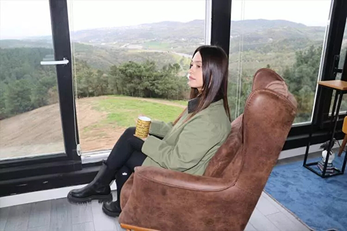 Çiftlikköy ilçesine bağlı Kabaklı köyünde yaşayan Şirin ailesi, 1998 yılında aldıkları ormanlık alan içindeki yaklaşık altı dönüm araziye inşa ettikleri üç katlı evde yaşamaya başladı.<br><br>İstanbul-İzmir Otoyolu'nun 2015 yılında ulaşıma açılmasından sonra bu yolu kullanan vatandaşların sosyal medya paylaşımlarıyla dikkati çeken ev, "orman içindeki yalnız ev" ve "herkesten nefret ediyorum evi" adıyla ünlendi