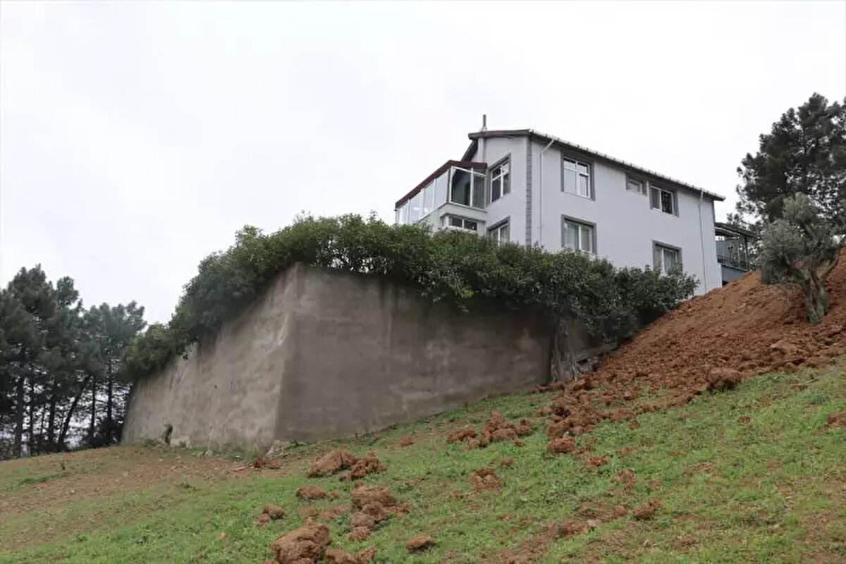 Şirin, sosyal medyadaki görüntüler ve otoyoldan görünümünde evin arkasının yer aldığını belirterek, bu nedenle dağın tepesinde tek bir ev şeklinde anılmaya başlandığını kaydetti.<br><br>Evin 1998 yılında 3 katlı mütevazı bir yapı olarak konumlandırıldığını dile getiren Şirin, şöyle konuştu:<br><br>"Evimiz tam olarak Taşköprü beldesinin Kabaklı köyünde. Bu kadar ilgi çekeceğini ummuyordum. İnsana huzur veren bir ev. Emekli bankacı anne ve emekli öğretim üyesi babanın kızıyım.<br><br>Manzara çok önemli ama bir evi ev yapan evin içerisindeki insanlardır. Evimin en güzel tarafı kapanmaz bir Osmangazi Köprüsü panoramasına sahip olması. Bu evin tadını emekli olan annem ve babam çıkarıyor.<br><br>Onlar için huzurlu bir yer olduğuna inanıyorum. Yurt dışından geldiğimde bir gün dahi evde kalsam bir ay tatil yapmış gibi hissediyorum."