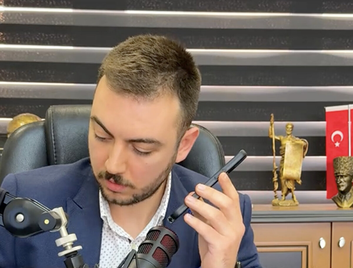 "Hukuk bürosu adı uydurup SMS atıyorlar" açıklaması ile sosyal medyada video yayınlayan Avukat Mert Sezgen, dolandırıcıların nasıl bir ağ kurduğunu gösterdi.