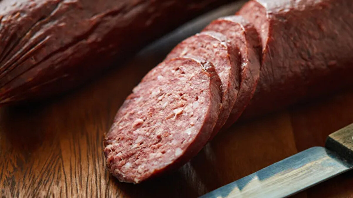 SUCUKTA HİLE YAPAN 5 MARKA İFŞA OLDU <br><br>Ekim ayından bu yana sağlığa zararlı gıdaların listesini paylaşan Bakanlık, son denetimlerde Türkiye'nin farklı şehirlerindeki işletmelerin usulsüzlüklerine ışık tutarken, ürünlerinde hile yaptığı anlaşılan 5 şirketin detayları paylaşıldı. <br><br>İşte sucukta usulsüzlük yapan firmalar...