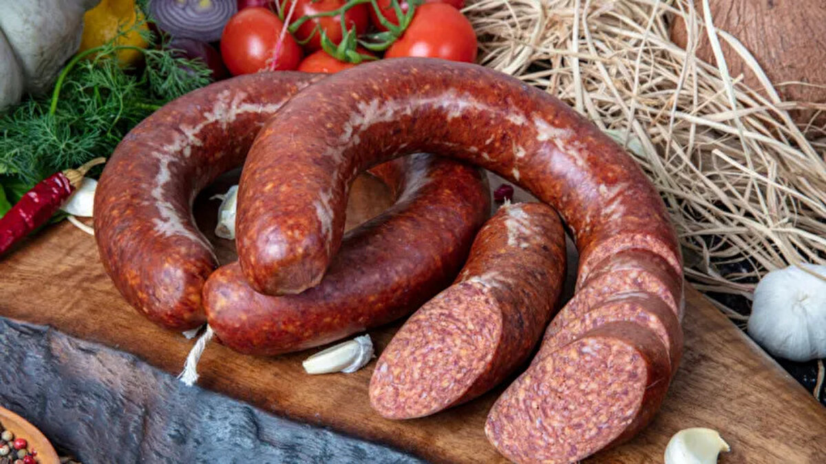 - Ceylaner marka piliç sucukta, mekanik ayrılmış kanatlı eti tespit edildi. <br>- Ertürk marka piliç sucukta, mekanik ayrılmış kanatlı eti bulundu. <br>- Afyon Keyf-i Sucuk marka piliç sucukta, mekanik ayrılmış kanatlı eti tespit edildi. <br>- Genç Yayla tarafından üretilen ısıl işlem görmüş piliç sucukta, mekanik ayrılmış kanatlı eti bulundu. <br>- Çetinkaya Et Market marka 500 gramlık sucuklarda kanatlı eti tespit edildi. <br><br>Firmaların 3 tanesi Afyonkarahisar merkezli üretim gerçekleştirirken, diğer markaların Bursa ve Aydın'da üretim yaptığı belirtildi. <br>