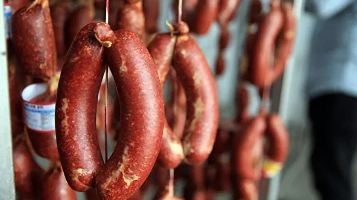 Halk sağlığını tehlikeye atan gıdaların ifşa edildiği 'Taklit veya Tağşiş Yapılan Gıdalar' listesinde güncellemeye gidildi. <br><br>'Sağlığa Zararlı Gıdalar' başlıklı sayfada değişikliklere giden Tarım ve Orman Bakanlığı, denetimler sonucu mevzuata aykırı üretim gerçekleştiren şirketlerin isimlerini paylaşırken, en fazla usulsüzlük sucuk ve zeytinyağında gerçekleşti. 