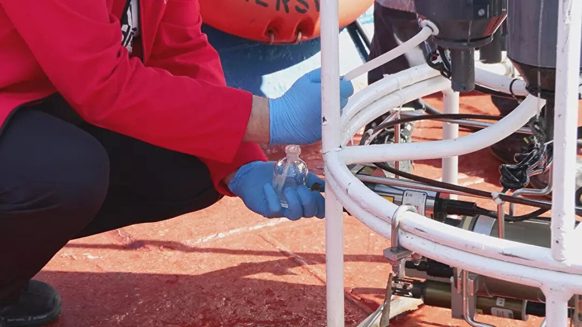 "20 İLE 30 METRE ARASINDA DAHA YAYGIN"<br>Araştırma gemisinde yapılan çalışmaları açıklayan kurul üyelerinden Prof. Dr. Barış Salihoğlu, "Bu seferin ana amacı, Marmara Denizi’ndeki müsilajın yaygınlığının son durumunu ortaya koymak, oksijen seviyelerini anlamak ve kirlilik baskısına yönelik ölçümler yapmaktır. Bu seferde birçok ileri teknolojik cihazı bir arada kullandık. Hem gemiyle denizin çeşitli derinliklerinden örnekler, numuneler aldık, hem de insansız cihazlar ya da geminin arkasından çekilen cihazlarla müsilajı eş zamanlı olarak haritalandırdık. Gördüğümüz müsilajın Marmara Denizi’nde şu anda yaygın olarak var olduğu, yalnız 2021’deki yoğunluğa göre daha düşük bir yoğunlukta olduğunu gözlemliyoruz. Yüzeyden çok, 20 ile 30 metre arasında daha yaygın olduğunu görüyoruz. Körfezlerde yoğunlaşma daha fazla ama açık denizde de müsilaj var. Sadece boğazlar ve boğaz çıkışlarında, yoğun Karadeniz suyu girişi olduğu için oralarda müsilaj göremedik" ifadelerini kullandı.