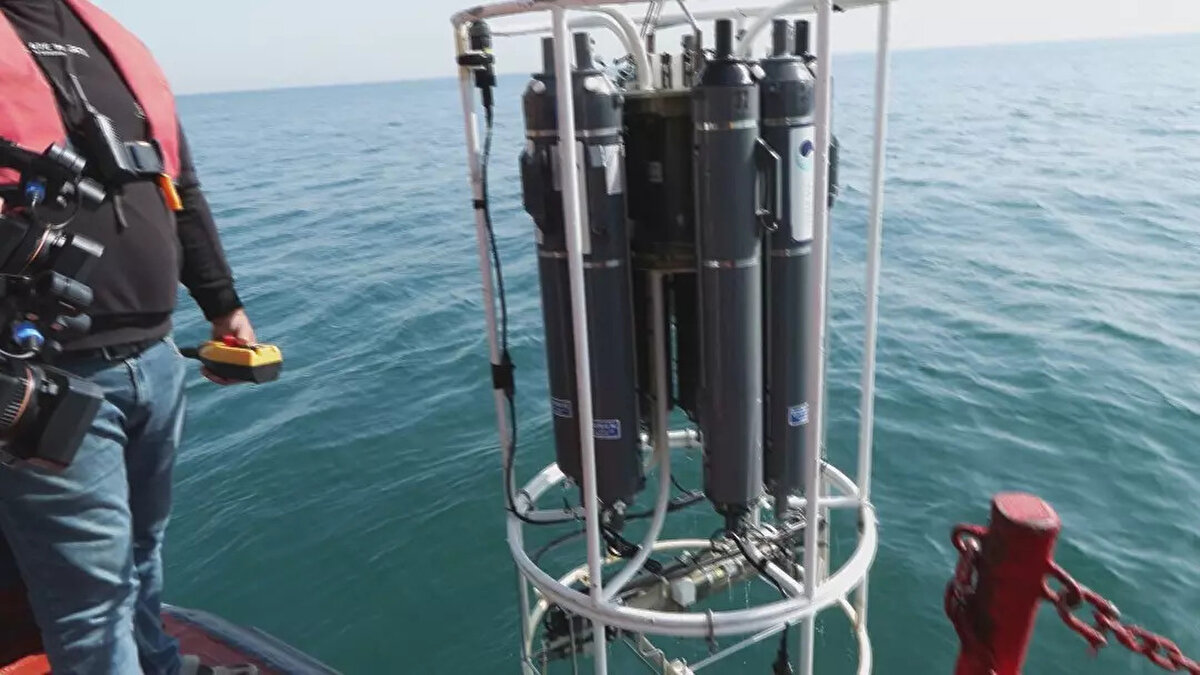 "SİNYAL ALDIK"<br>Denizden alınan müsilaj örneğini gösteren ODTÜ Deniz Bilimleri Enstitüsü Araştırmacısı Dr. Mustafa Mantıkcı ise, "Yaklaşık 60 metre derinliğinde olan bir istasyonda çalıştık. Yaklaşık 18-19 metrede sensörlerimizden müsilajın varlığına dair bir sinyal aldık. Onun akabinde hemen plankton ağımızı attık ve gördüğünüz gibi müsilaj örneği çıktı. Şu an yaptığımız çalışmada, Çanakkale'den İstanbul Boğazı çıkışına kadar çalıştığımız bütün istasyonlarda yaklaşık olarak 15-25 metre arası müsilaj varlığı gördük. Şu an müsilaj var" ifadelerini kullandı.