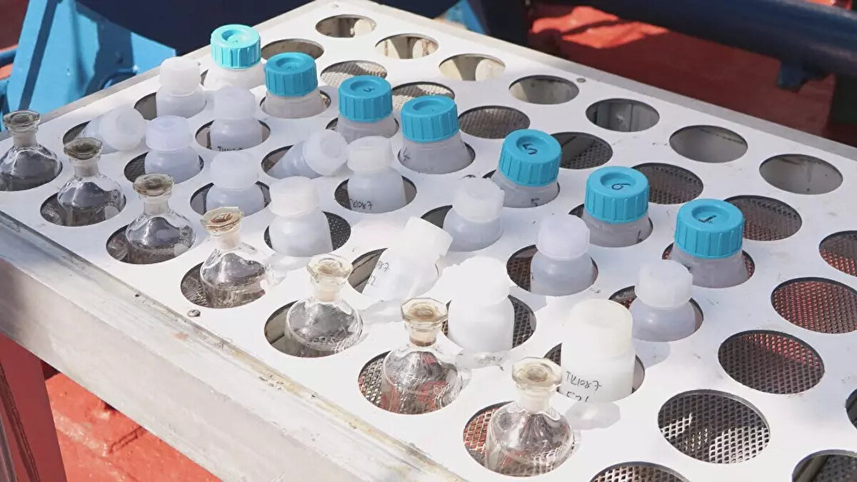 Sözlerini sürdüren Prof. Dr. Salihoğlu, "Havanın ısınması, denizlerde biyolojik üretimi artıracaktır. Zaten şu anda oldukça yoğun olduğunu görüyoruz, bu daha da artacak. Eğer Karadeniz’den gelen su miktarında bir artış olmaz ve kuraklık koşulları devam ederse, bu durağan sürecin habercisi olacaktır. Bu faktörlerin birleşmesiyle müsilajı artıracak koşulların güçleneceği yönünde bir öngörümüz var. Geçtiğimiz yıllardaki görüntülerle bu yılı henüz karşılaşmadık. 2021’deki yoğun müsilajla henüz karşılaşmadık. Ama yaza doğru bir yoğunlaşma olma olasılığı var. 2021'de de yaz döneminde yoğun olarak görmüştük" dedi.