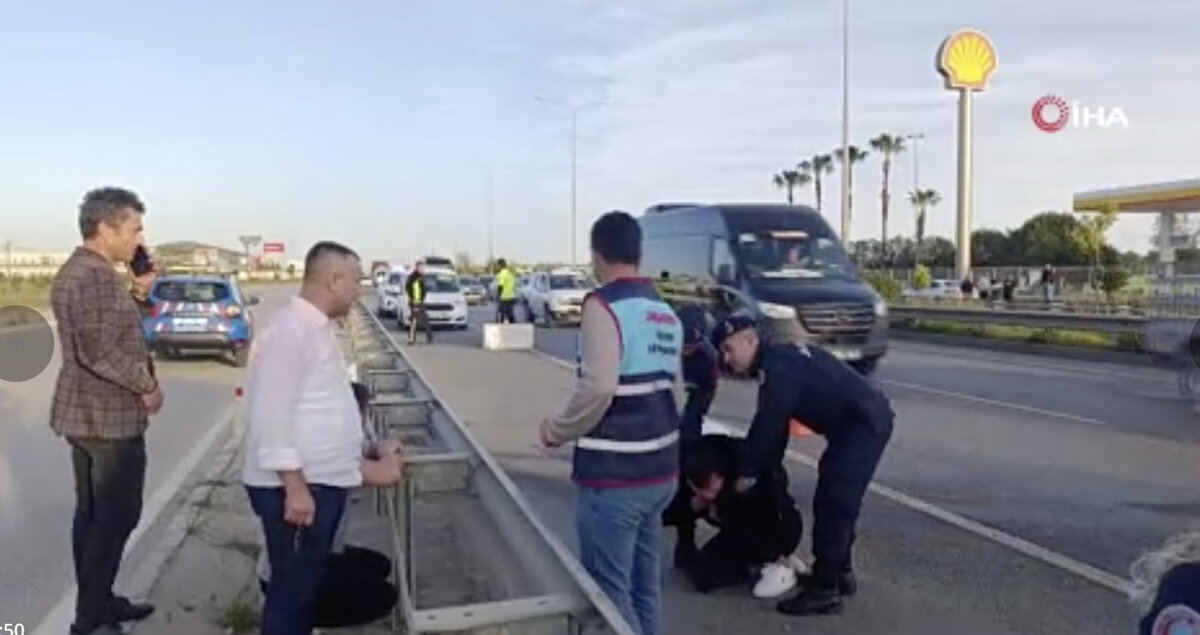 Kaza, D-400 Karayolu Ilıca Mahallesi mevkiinde meydana geldi. Edinilen bilgiye göre, Manavgat istikametinden Serik yönüne seyreden Berkay Mehmet Gülaydın’ın kullandığı 07 CAE 390 plakalı motosiklet, sürücüsünün direksiyon hakimiyetini kaybetmesi sonucu yolun sağındaki çelik bariyerlere çarptı.