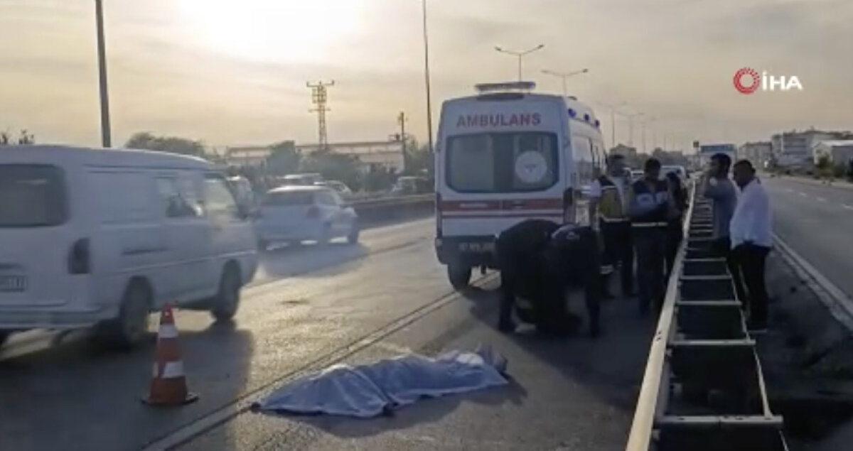 Güvenlik kamerasına yansıyan kazada, çarpmanın şiddetiyle motosiklet parçalanarak yola savruldu. Genç sürücü olay yerinde hayatını kaybetti. Gülaydın’ın cenazesi, Manavgat İlçe Jandarma Komutanlığı Olay Yeri İnceleme ekibi, Cumhuriyet Savcısı ve Adli Tabibin çalışmasının ardından Antalya Adli Tıp Kurumuna gönderildi.