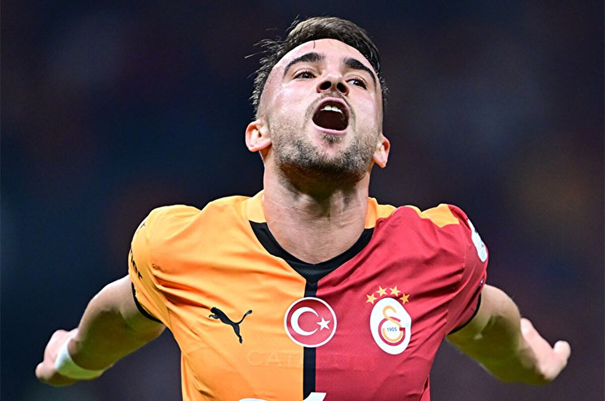 Yunus Akgün'ün Galatasaray ile yürüttüğü yeni sözleşme görüşmelerinde düğüm çözüldü. 24 yaşındaki futbolcu kariyerine Galatasaray'da devam etmeye hazırlanıyor.<br>