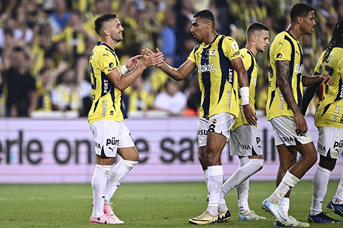 Süper Lig'deki şampiyonluk mücadelesinde lider Galatasaray'ın 3 puan gerisinde yer alan Fenerbahçe, bir yandan da yeni sezon için planlamalarını yapıyor.<br>