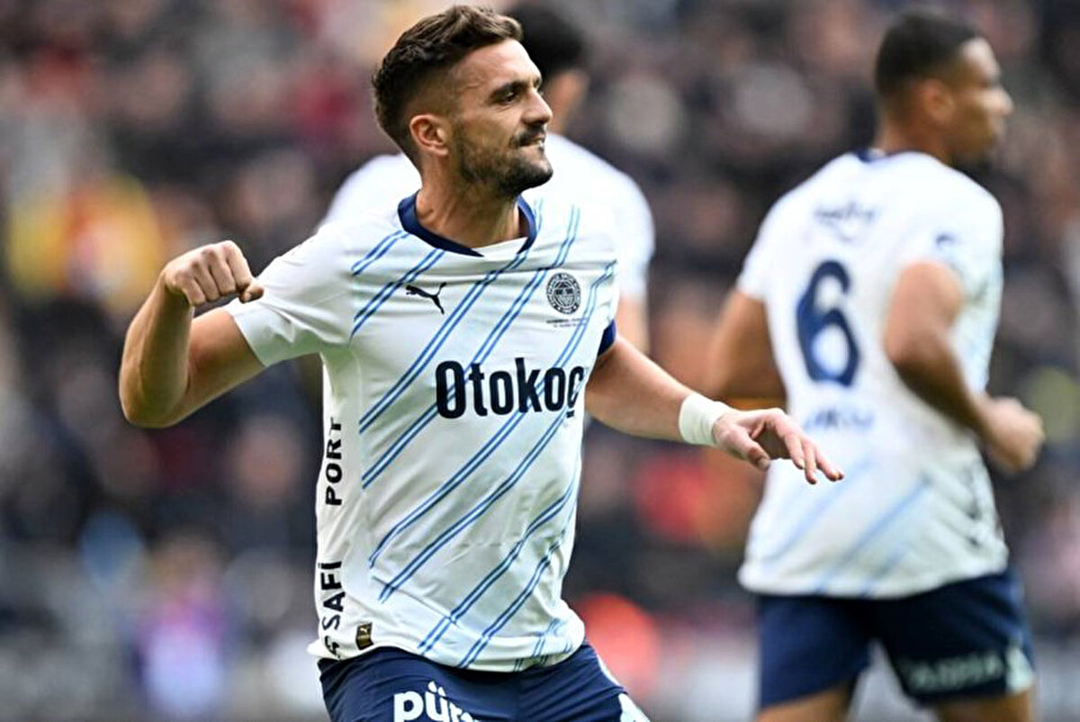 Sabah'ta yer alan habere göre, Tadic önceliği Fenerbahçe'ye verdi. Tecrübeli futbolcunun Fenerbahçe'yle görüşmeden hiçbir kulübe dönüş sağlamayacağı belirtildi.<br>