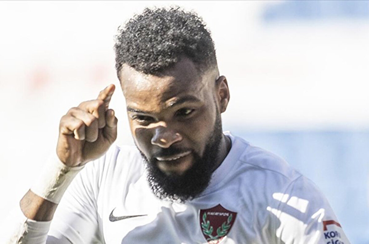 Bir dönem Hatayspor forması giyen ve Süper Lig'de gol kralı olarak dikkatleri üzerine çeken Aaron Boupendza'dan şoke eden haber geldi.<br>
