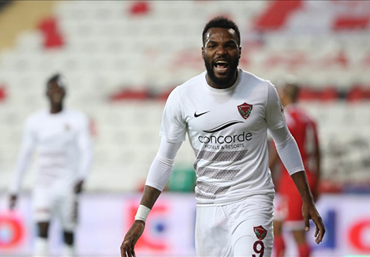 Gabonlu futbolcunun Çin'de 11. kattan düşerek hayatını kaybettiği belirtildi.<br>