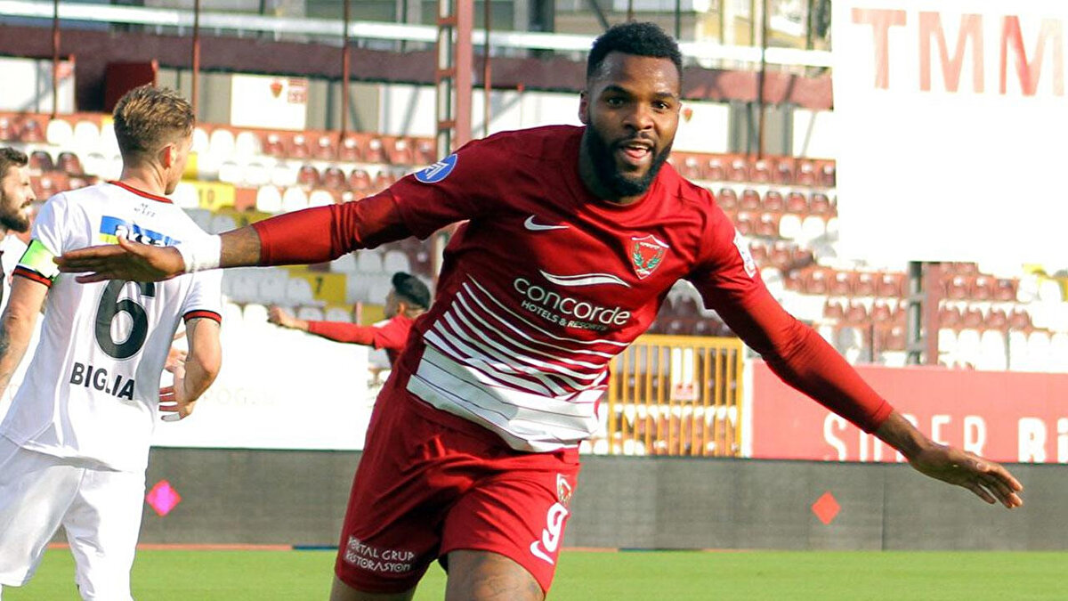 Aaron Boupendza Hatayspor kariyerinde 38 maçta 22 gol 1 asistlik performans sergilemişti
