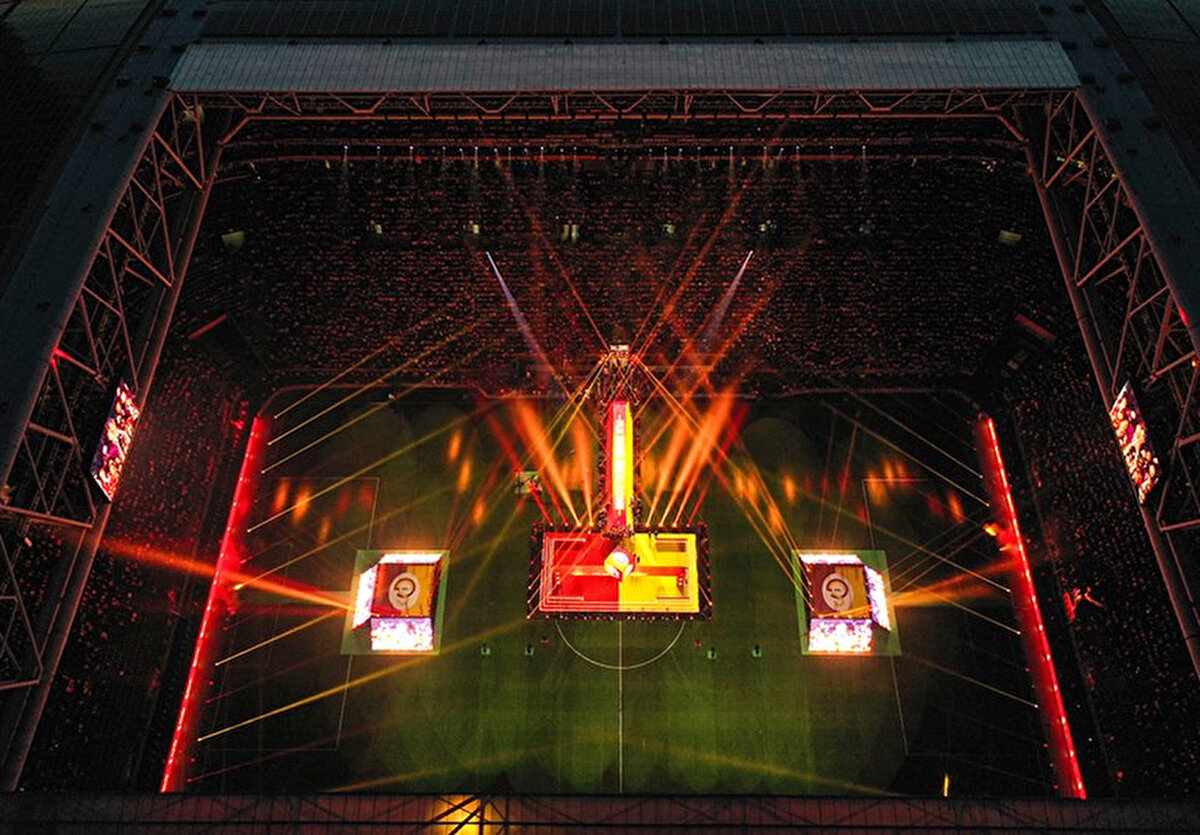 Trendyol Süper Lig'de üst üste üçüncü şampiyonluğunu hedefleyen Galatasaray'da yeni sezon için stadyumda değişiklikler yapılması gündemde.<br>