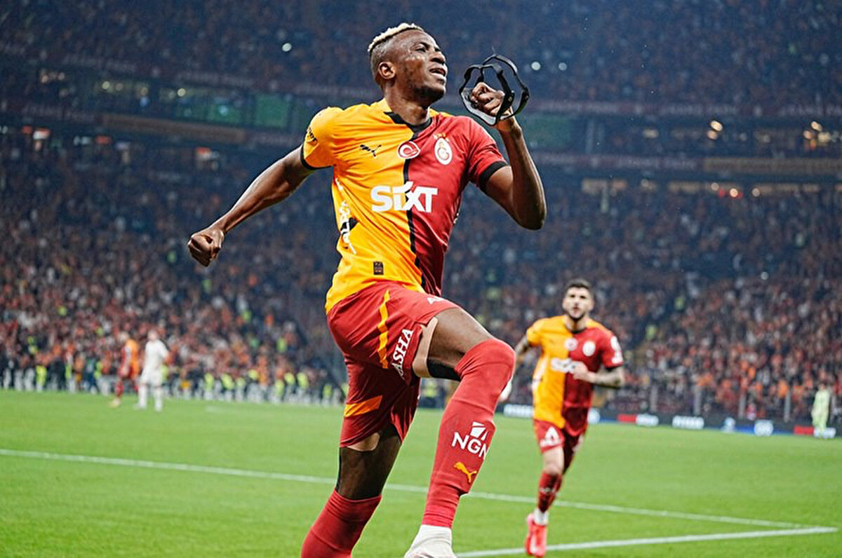Galatasaray formasıyla kariyer rekoruna koşan yıldız golcünün geleceği ise henüz netleşmiş değil.<br>