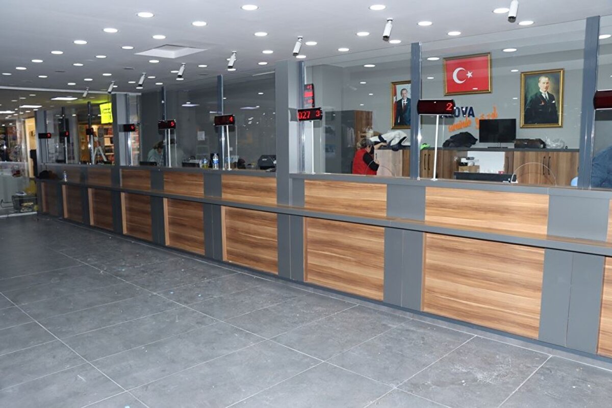 Gerçekçi ifadeler<br><br>Avukat Mert Sezgen, dolandırıcıların gerçekçi görünmek adına prosedür anlatır gibi konuştuklarına dikkat çekiyor. Örneğin güven kazanmak için 'Adliye veznesi' yalanı ortaya atılıyor.