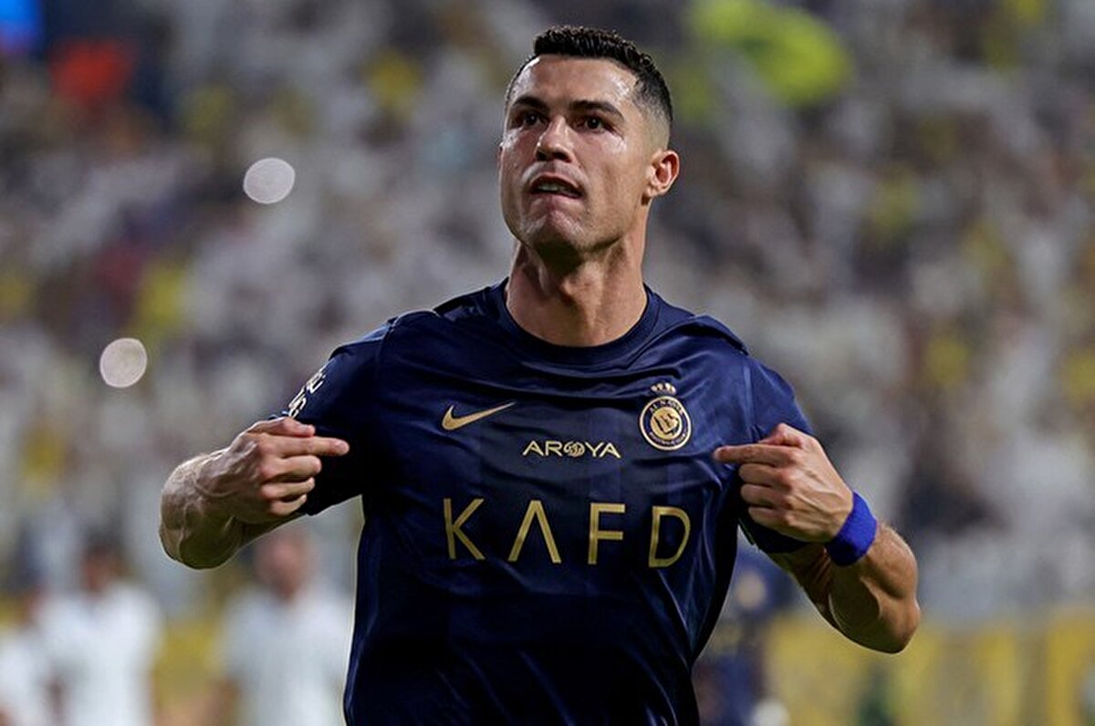 Birçok otoriteye göre tarihin en iyi futbolcusu olan Cristiano Ronaldo'nun kariyerindeki belirsizlik sona erdi.