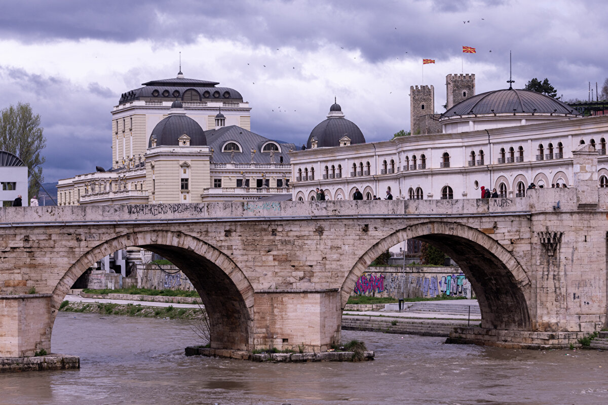 “Fatih Sultan Mehmed Köprüsü” olarak da bilinen Taşköprü, Üsküp'teki en önemli ve nadide Osmanlı eserlerinden biri. Sultan II. Murad döneminde inşasına başlanan ve Fatih Sultan Mehmed döneminde (1451-1469) tamamlanan köprü, şehrin sembolü olarak gösteriliyor.