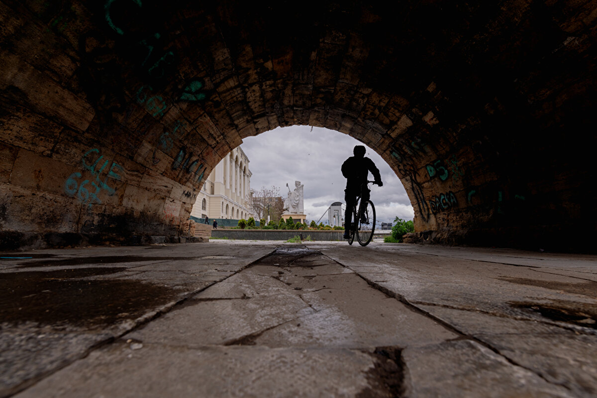 12 ayaklı, 220 metre uzunluğunda ve 6 metre genişliğindeki köprü asırlardır Üsküplüleri kavuşturmanın yanında, aynı zamanda Üsküp'ün modern şehir merkezi ile tarihî Türk Çarşısı'nı birbirine bağlıyor.
