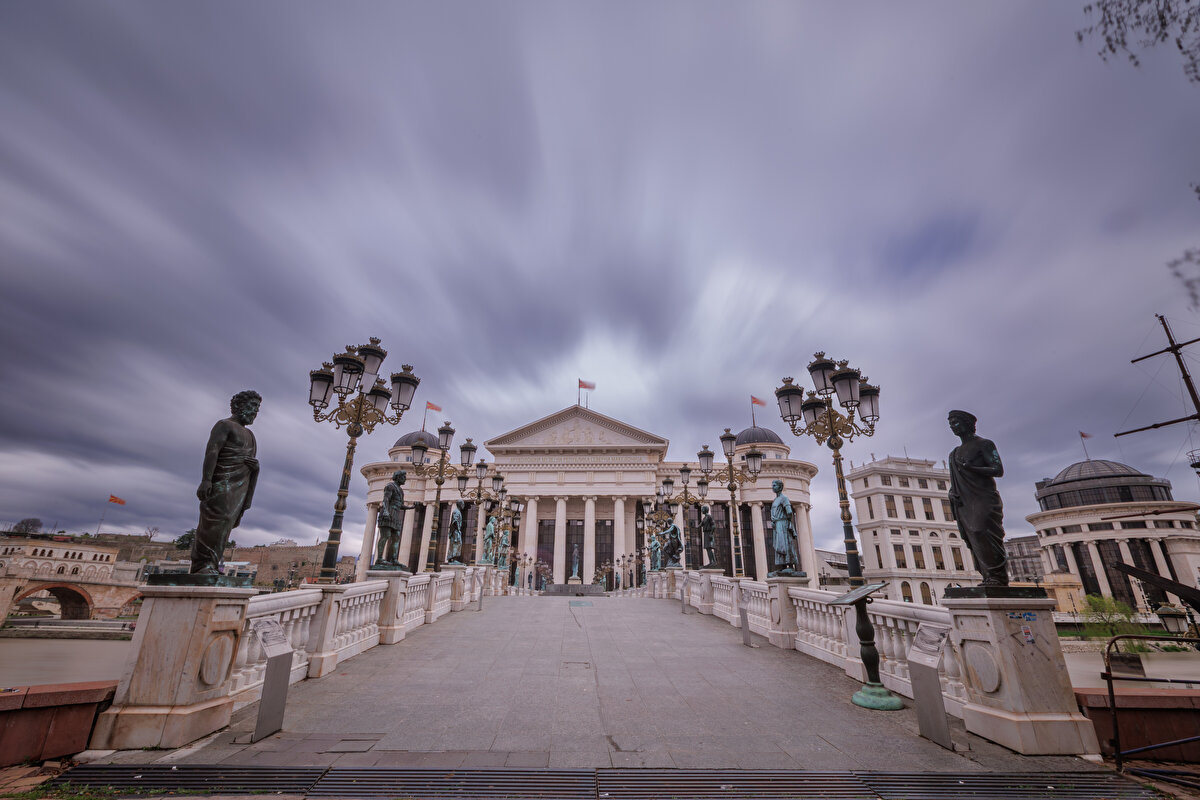 Türlü sıkıntılar atlatan Taşköprü, en son Makedon hükümetinin ''Üsküp 2014'' isimli projesinin mağduru oldu. Şehre turist kazandırmak ve 1963 depreminin izlerini silmek iddiasıyla ortaya çıkan proje neticesinde köprünün civarına birçok heykel dikildi. Taşköprü'nün civarında başka bir yaya köprüsüne ihtiyaç olmadığı halde Sanat Köprüsü ve Göz Köprüsü isimlerinde, iki köprü daha eklendi. Bu köprülerin üzeri de çeşitli heykellerle dolduruldu. Taşköprü'nün doğu girişine antik mimariyi taklit eden bir arkeoloji müzesi inşa edildi. 