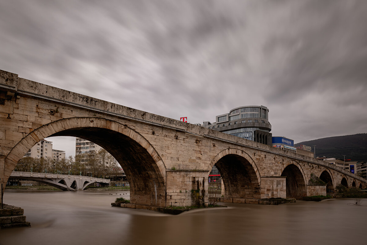 Restorasyon çalışmaları sona ermesine rağmen, Vardar Nehri'ne düşen mihrap yerine konulmadı. Türkiye'nin girişimleri ile 2008 yılında mihrap yeniden inşa edilirken, dönemin Makedon hükümeti mihrabın tam karşısına Osmanlı'ya isyan eden Karpoş anısına bir plaket yerleştirdi.