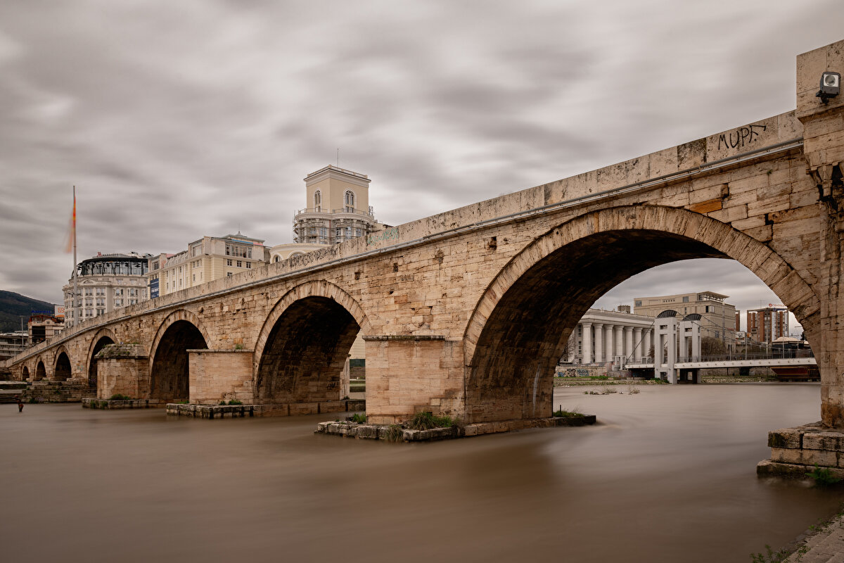 Tanık olduğu birçok savaş ve depremle büyük zarar gören Taşköprü, defaatle restorasyon çalışmalarına tabii tutuldu; son olarak 2002 yılında onarıldı. Restorasyon çalışmaları sırasında köprünün mihrabı yıkılırken, bu olay ülkedeki Müslüman kesimin tepkisine neden oldu.