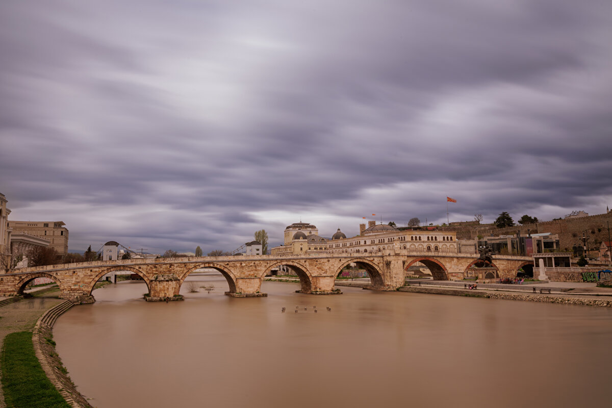 Bugün bunca yıkıma, kötü niyetli yapılanmalara ve yer yer üzerinde oluşan çatlaklara rağmen Taşköprü; tüm zarafetiyle, Şar Dağlarından süzülüp gelen Vardar'ın boynunda, Osmanlı işi bir gerdanlık olarak, Üsküp'ü süslemeye devam ediyor.
