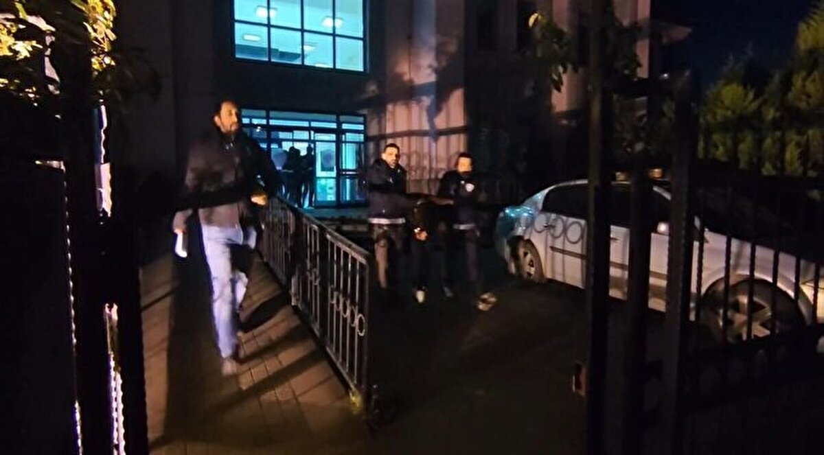 Şu ana kadar yapılan incelemelerde, bungalova yerleştirilen gizli kameraya ait bazı görüntülerin, 31 yaşındaki işletme sahibi H.K'nin cep telefonunda bulunduğu belirlendi.