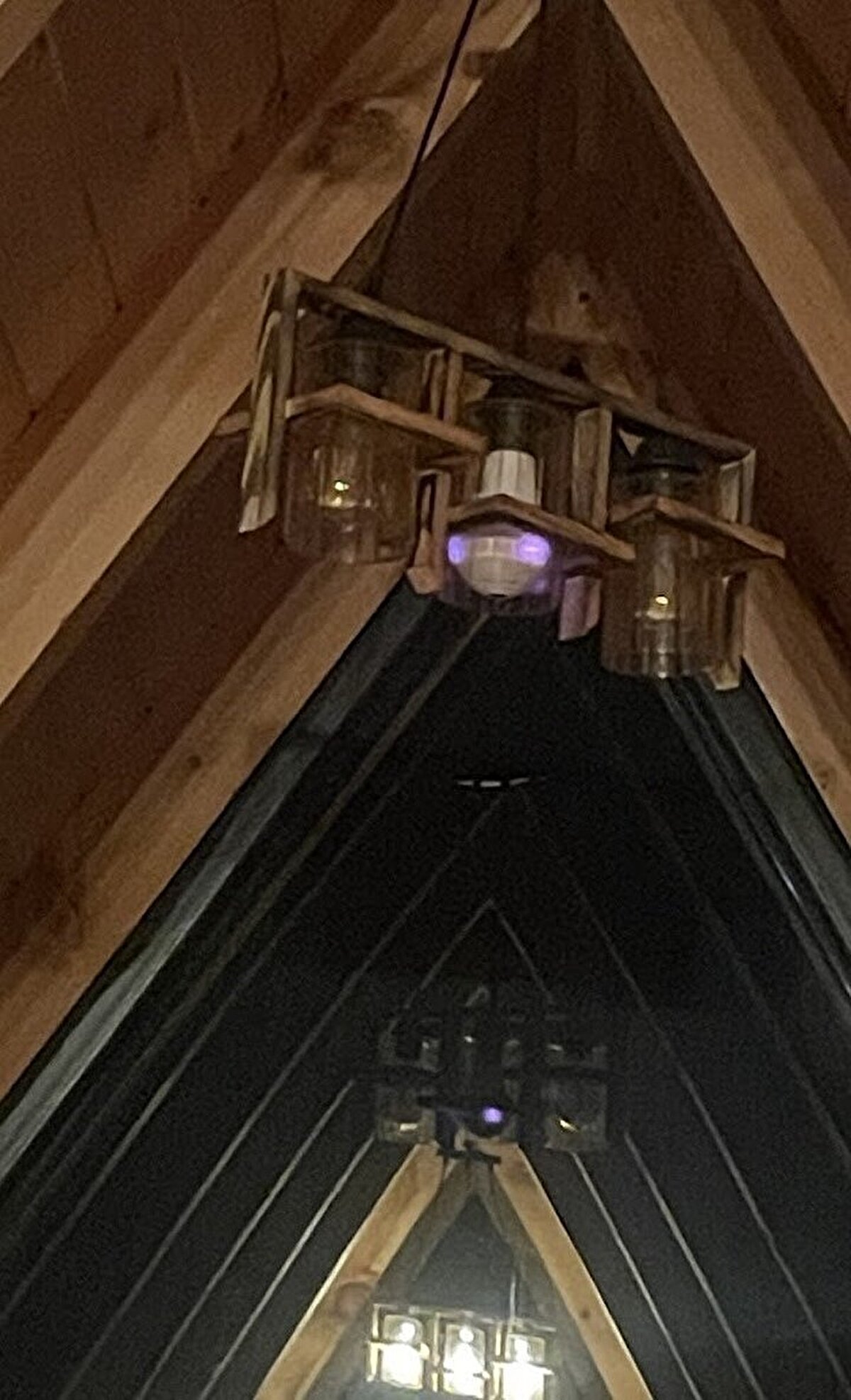 Gizli kamera görüntüleri işletme sahibinin telefonundan çıktıPolis ekiplerince yürütülen çalışmalar kapsamında, bungalovda bulunan tüm elektronik cihazlar tek tek incelendi.