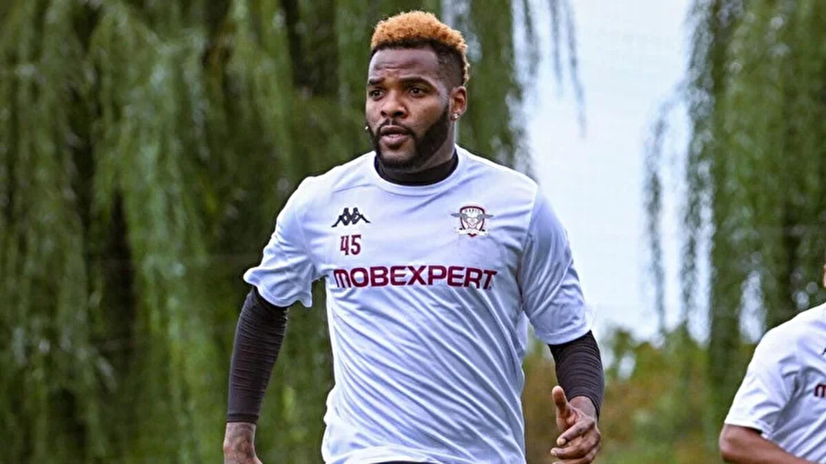 Gabonlu oyuncu, son olarak Çin Ligi takımlarından Zhejiang FC'de forma giyiyordu.