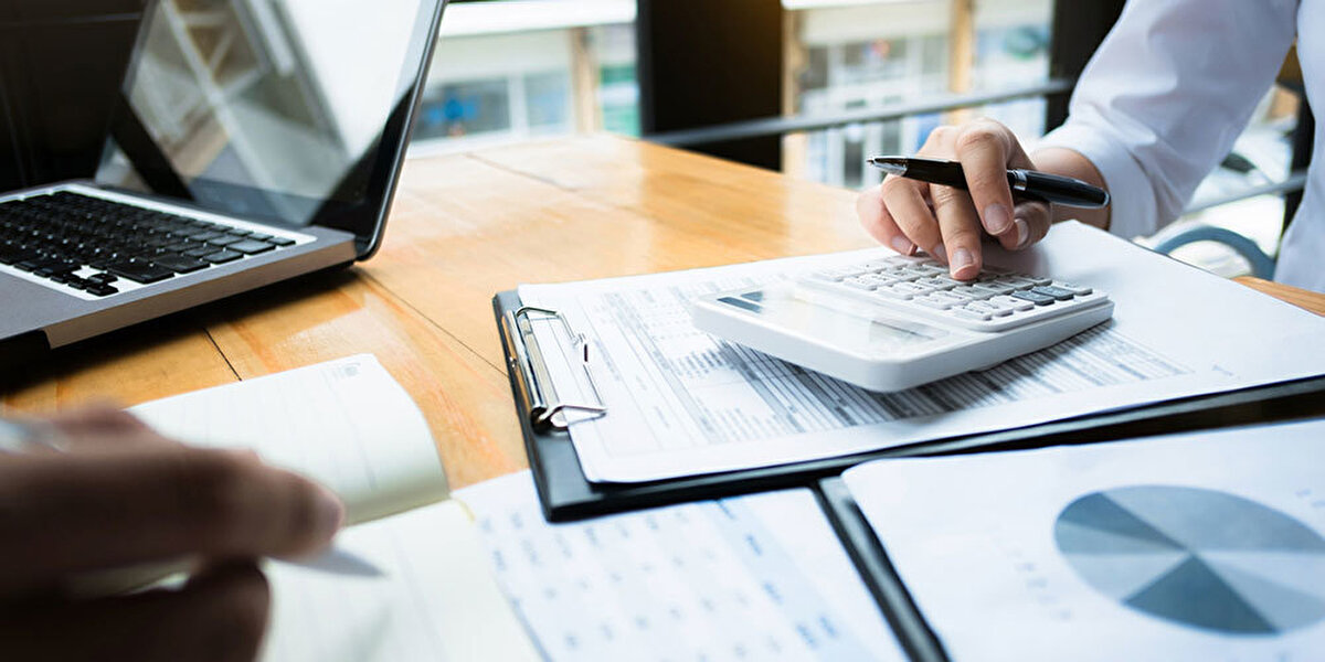 Ekonomistler, TCMB'nin bu faiz artışını enflasyon beklentilerini kontrol altına almak ve Türk Lirası'na olan güveni artırmak amacıyla attığı bir adım olarak değerlendiriyor. Piyasa analistleri, bu kararın kredi büyümesini sınırlayarak iç talebi dengeleyeceğini ve enflasyonist baskıları azaltacağını öngörüyor.