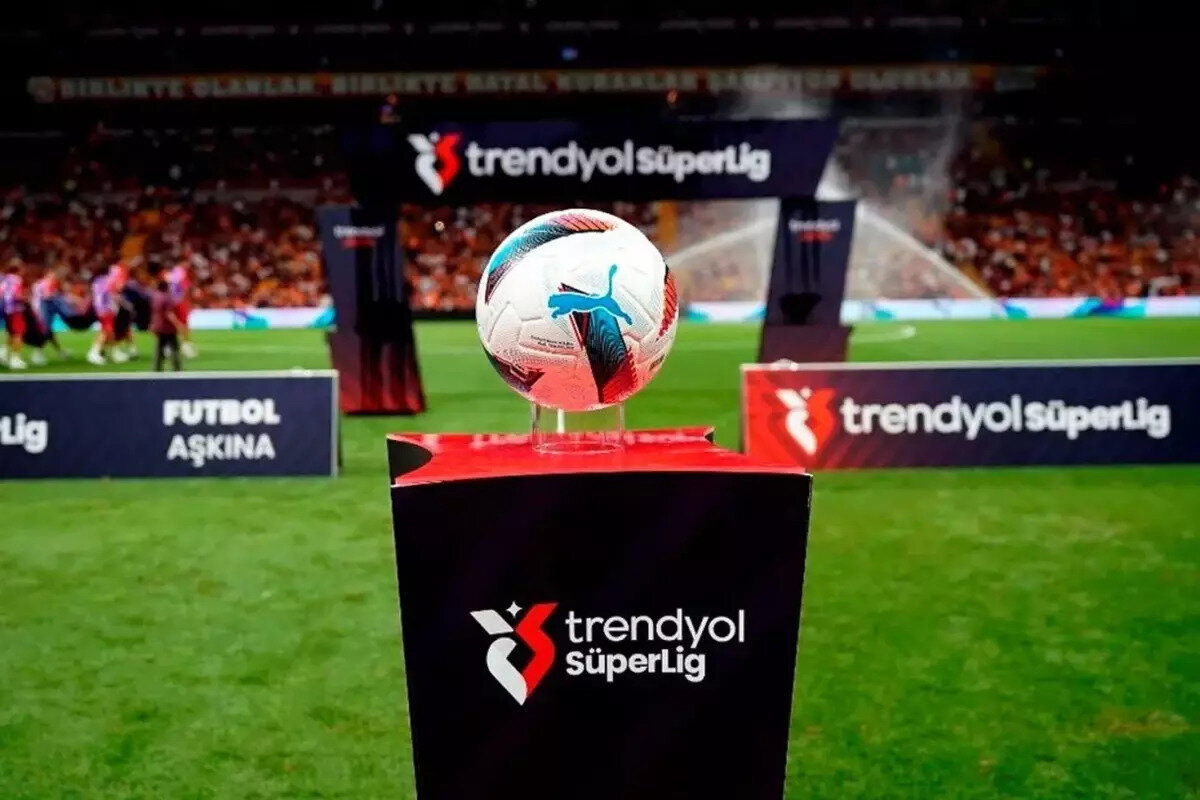 Türkiye Futbol Federasyonu (TFF), profesyonel liglerde takım sayısının azaltılması yönündeki uzun vadeli planın ilk adımını attı. 16 Nisan 2025 tarihinde Riva Hasan Doğan Millî Takımlar Kamp ve Eğitim Tesisleri'nde gerçekleştirilen Yönetim Kurulu toplantısında alınan karar doğrultusunda, Süper Lig'de gelecek sezondan itibaren 18 takım mücadele edecek.