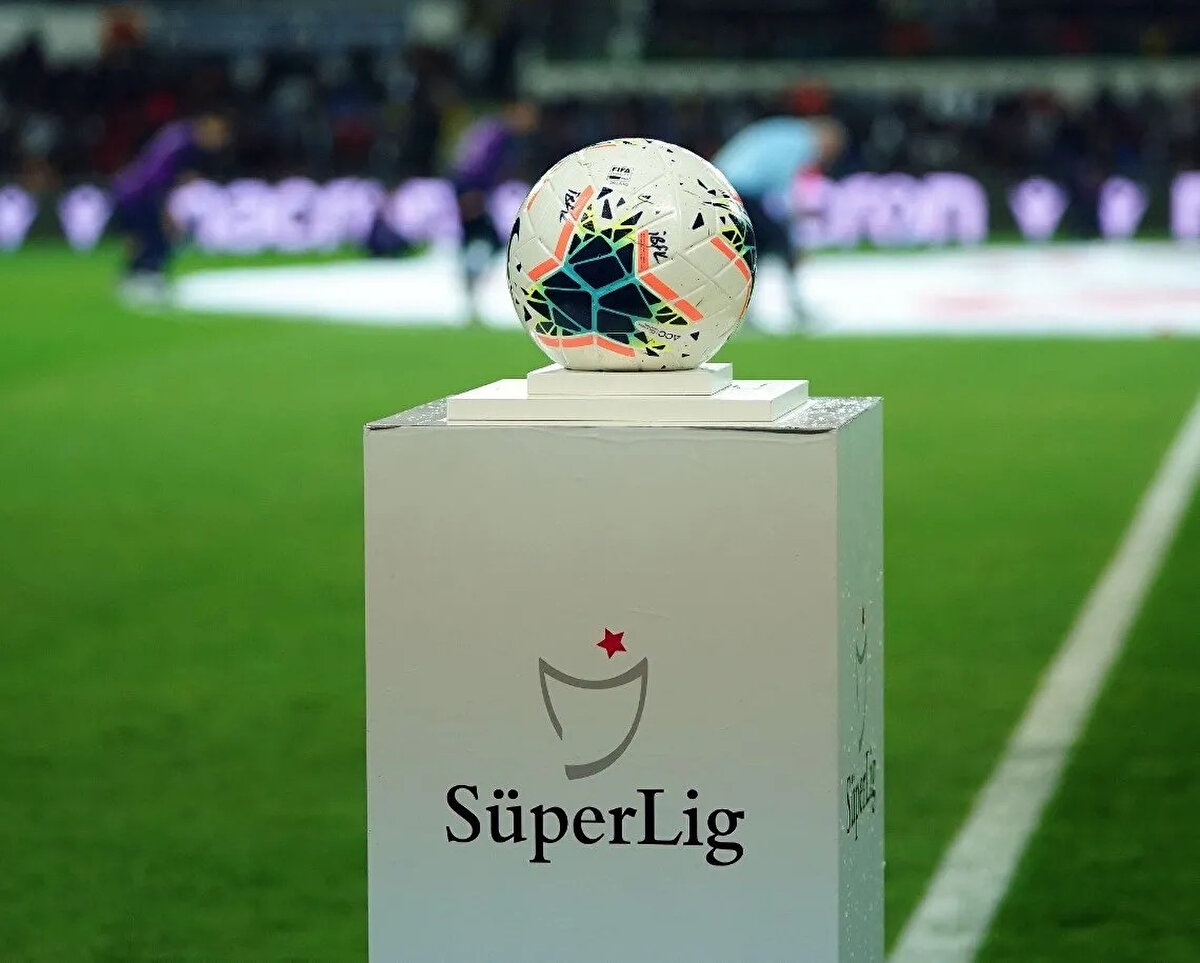 Süper Lig’in 2020-2021 sezonunda 21 takımla oynanmasının ardından, liglerin yeniden yapılandırılması hedeflenmişti. Fakat 2023 yılında yaşanan deprem felaketi nedeniyle liglerden çekilen takımlar ve olağanüstü koşullar, bu süreci geciktirmişti. TFF, 2025-2026 sezonu itibarıyla yeniden bu hedef doğrultusunda adımlar atacak.
