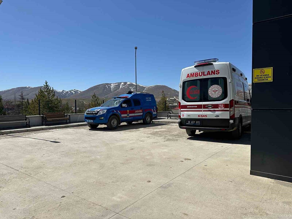 Gümüşali köyünde sabah saatlerinde Mustafa Ö.’ye (72) boş arazide başıboş köpekler saldırdı.