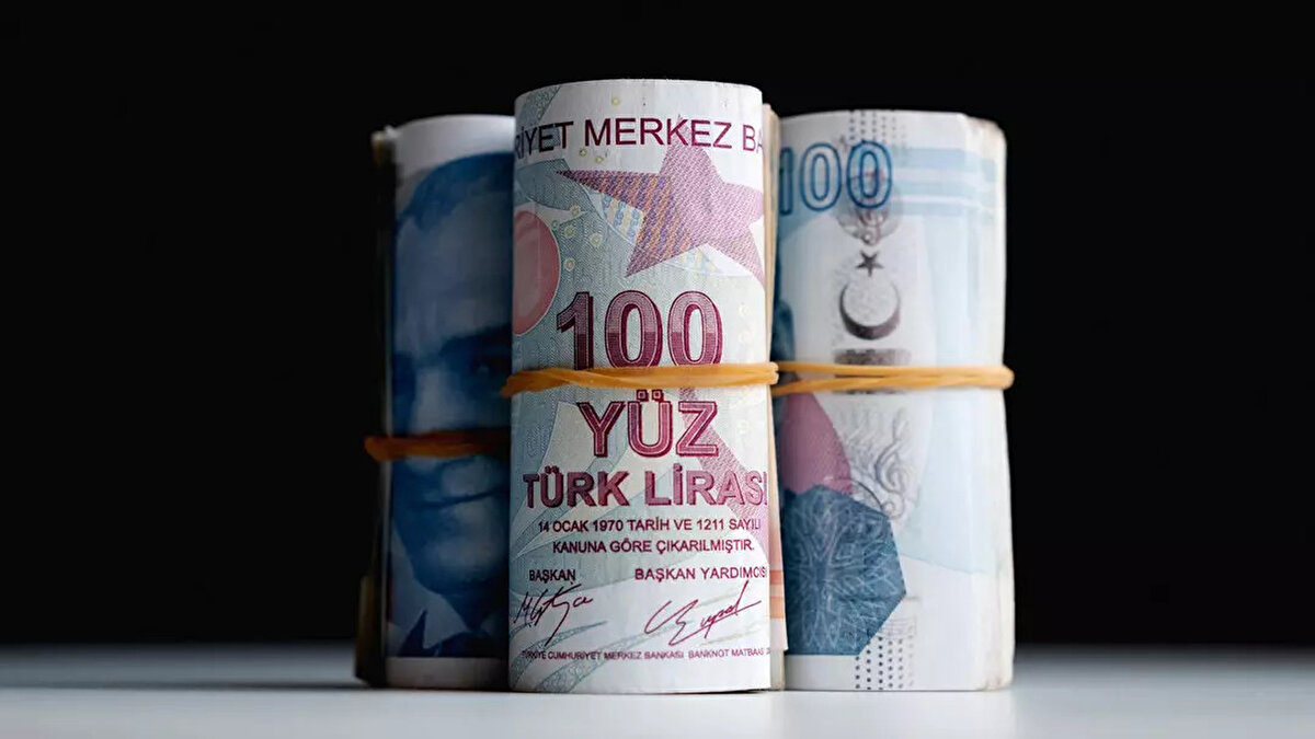 Merkez Bankası'nın faizi 350 baz puan artırarak yüzde 46'ya yükseltmesi sonrası bu kararın etkilerinin neler olacağı merak ediliyor. Özellikle vatandaşların en çok merak ettiği konulardan bir tanesi kredi kartı, ev kredileri ve araç kredilerini nasıl etkileyeceği. Konuyla ilgili uzman isimden çarpıcı değerlendirmeler geldi.