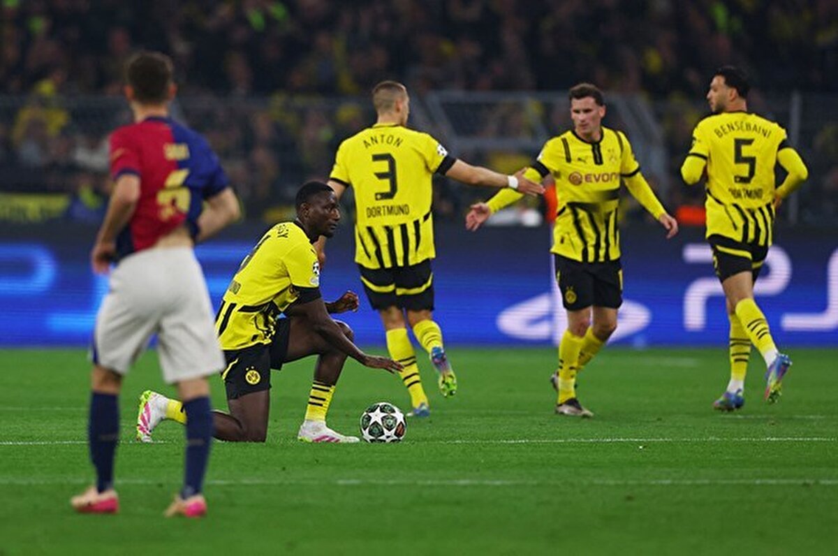 UEFA Şampiyonlar Ligi çeyrek finali ilk maçında İspanya'nın Barcelona ekibine 4-0 yenilen Borussia Dortmund, rövanşta ise rakibini Serhou Guirassy'nin golleri ile 3-1 mağlup etmesine rağmen elendi.