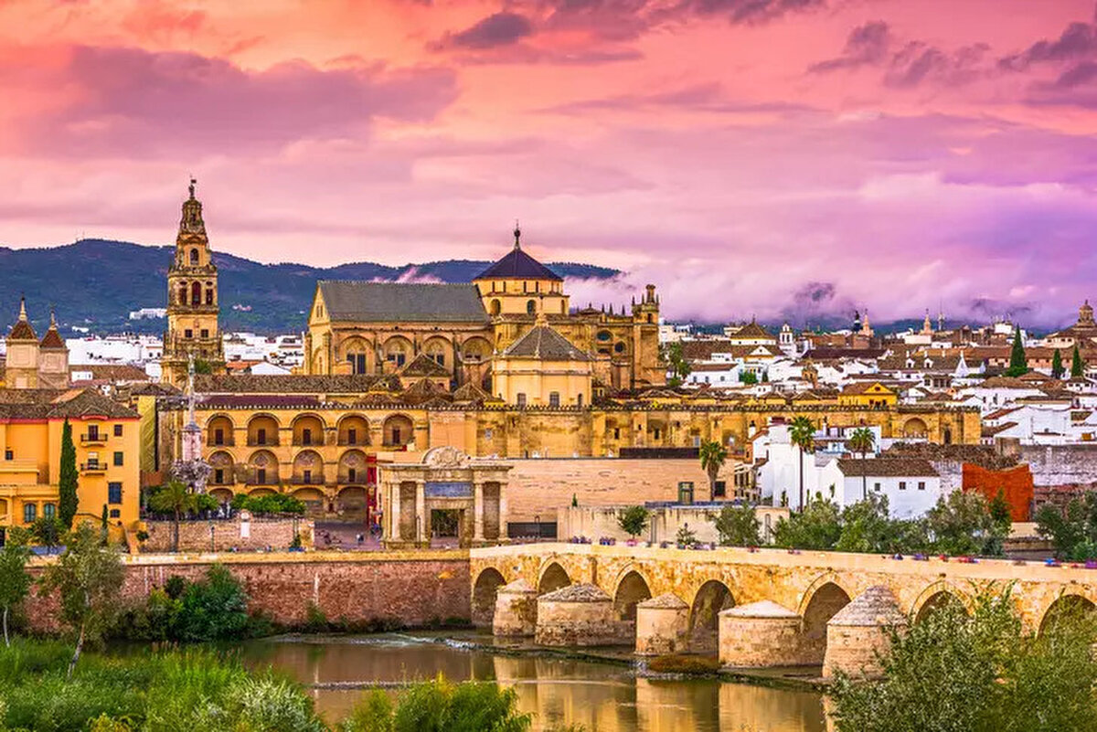 YÜRÜYEREK GEZEBİLECEĞİNİZ ŞEHİRLER:<br><br>Cordoba, İspanya<br><br>Endülüs'ün kalbinde yer alan güzel bir şehir olan Cordoba, Skyscanner tarafından 'yürüyerek gezilebilecek ve keşfedilebilecek harika bir yer' olarak tanımlanıyor. Turistlerin şehrin başlıca turistik yerlerini yürüyerek gezmesi sadece 26 dakika sürecek. Simge yapılar listesinde en üst sırada Cordoba'nın 'inanılmaz camisi' La Mezquita yer alıyor.