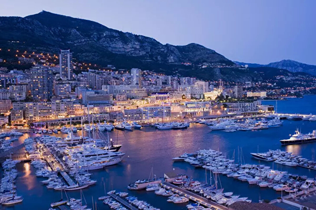 Monte Carlo, Monako<br><br>Vatikan'ı saymazsak, Monako Avrupa'nın en küçük ülkesidir, dolayısıyla yürüyerek gezilebilecek bir yerdir. Turistlerin Monte Carlo'nun başlıca turistik mekanlarını yürüyerek gezmesi sadece 36 dakika sürüyor.