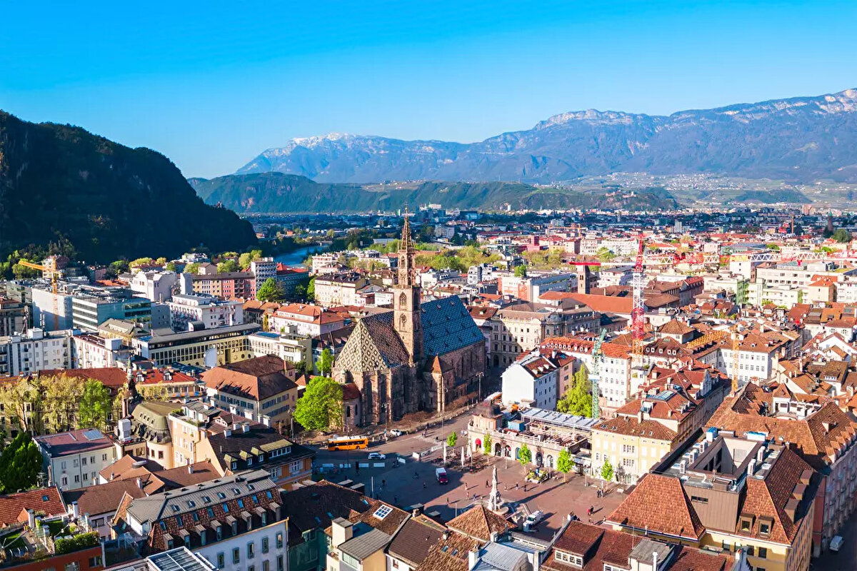 Bolzano, İtalya<br><br>Turistlerin Bolzano'nun başlıca turistik yerleri olan Güney Tirol Arkeoloji Müzesi ve Santa Maria Maddalena Kilisesi'ni yürüyerek gezmesi yaklaşık bir saat sürüyor. Skyscanner'ın araştırmasına göre Bolzano, Avrupa'nın tatil için en güvenli destinasyonları arasında yer alıyor.