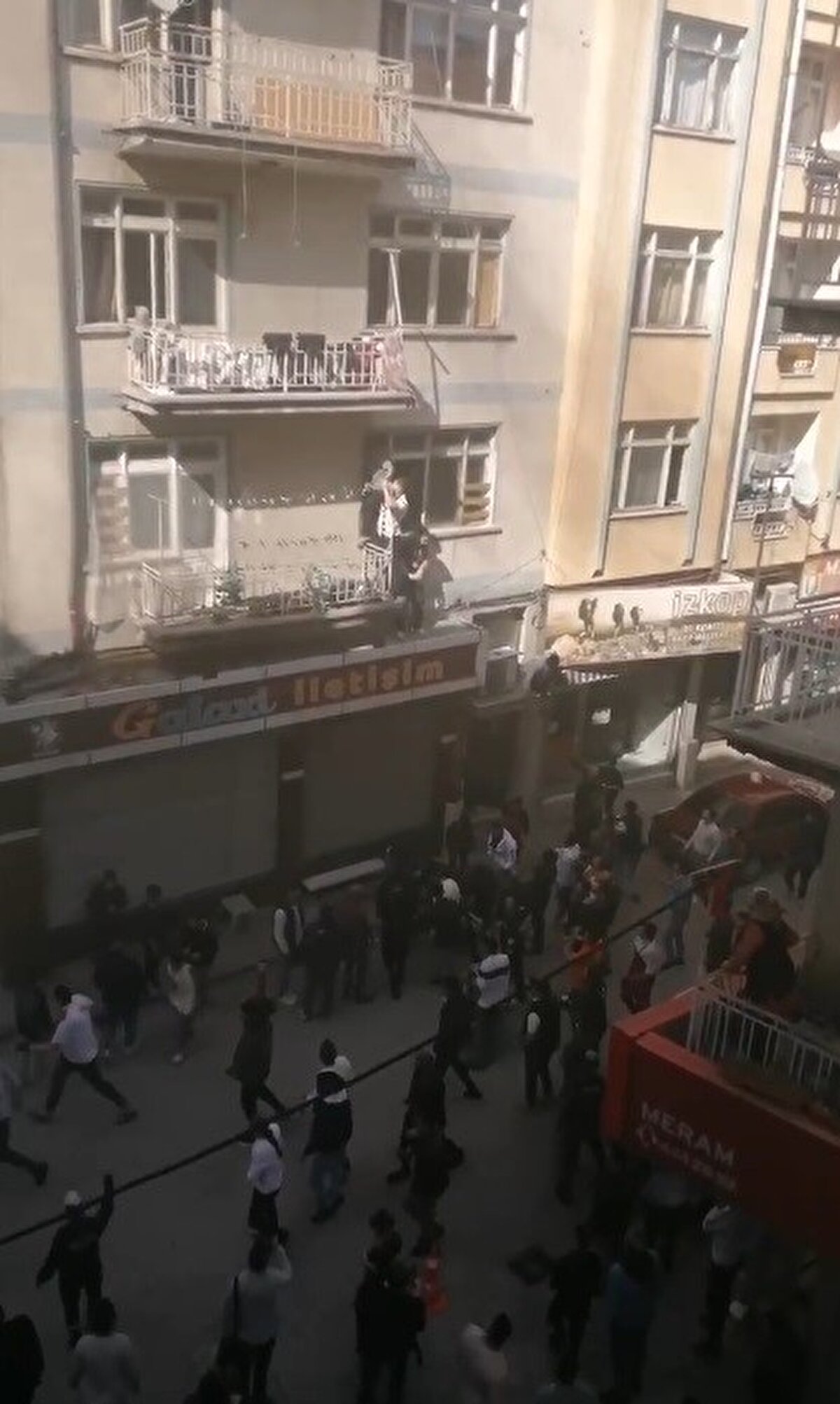 Yangın itfaiye tarafından söndürülürken, içeride kalan 10 yaşındaki Emel El Salih ile 6 yaşındaki Gazel El Salih hayatını kaybetti.