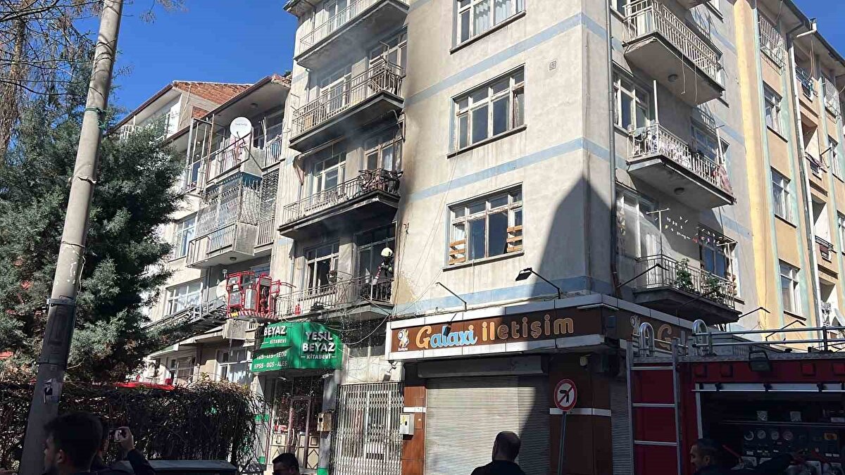 Yangın, saat 15.30 sıralarında merkez Meram ilçesi Sabihiata Mahallesi Dursun Fakih Sokak üzerinde bulunan bir apartmanda çıktı. Edinilen bilgiye göre, 5 katlı apartmanın 2. katında yabancı uyruklu 30 yaşındaki Feyyaz S., eşi 29 yaşındaki Rıdal S. ve çocuklarının yaşadığı dairede yangın başladı. Yangın sırasında vatandaşlar bir taraftan alevler yükselen dairenin diğer tarafında balkonun altında battaniye açtı. 