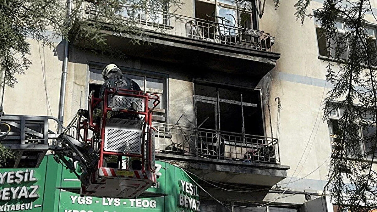 Dairede bulunan aile fertleri ise vatandaşların açtığı battaniyeye atlayarak yangından kurtuldu. 