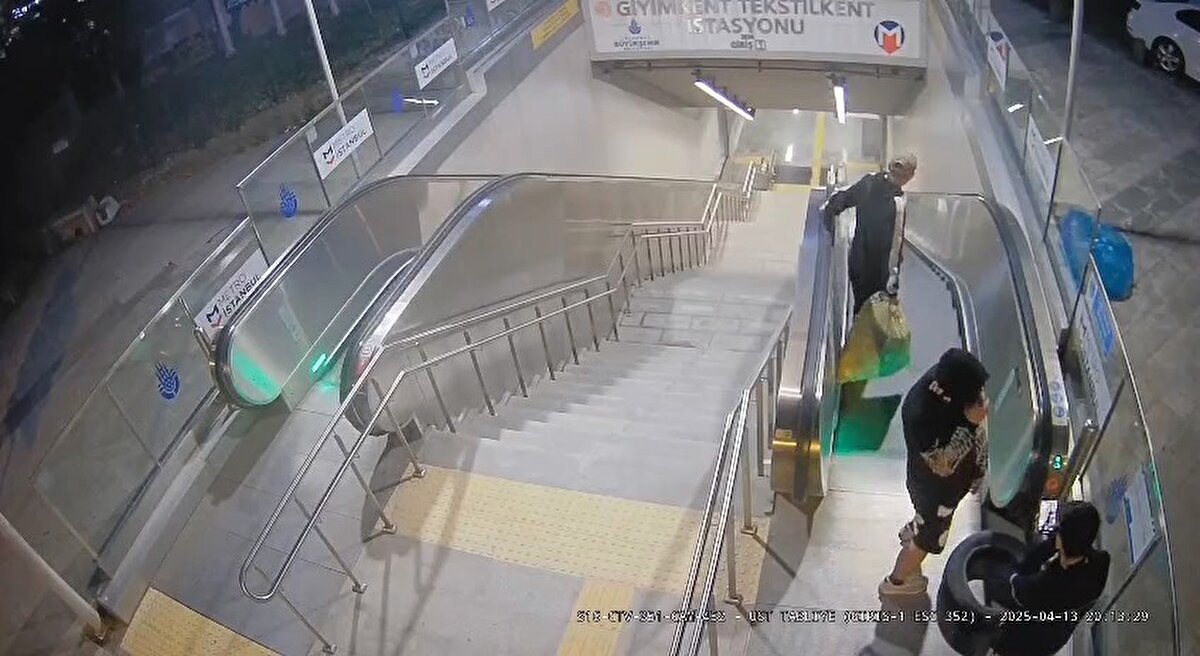 Yaşananlar istasyonun güvenlik kameraları tarafından kaydedilirken, şüpheliler de kendi cep telefonları ile çektikleri görüntüleri sosyal medyada paylaştı.