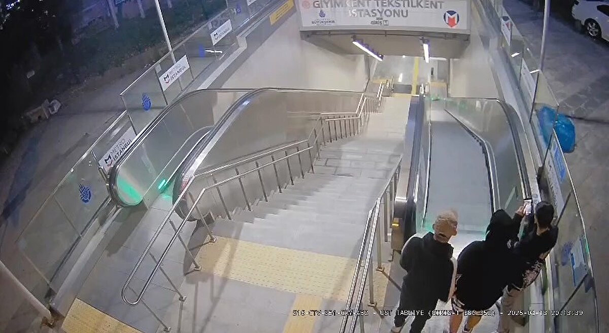 Metro istasyonuna gelen 3 şüpheli, elleirndeki çöp dolu poşet ve lastiği istasyonun yürüyen merdivenlerinden aşağı attıktan sonra kaçtı. 