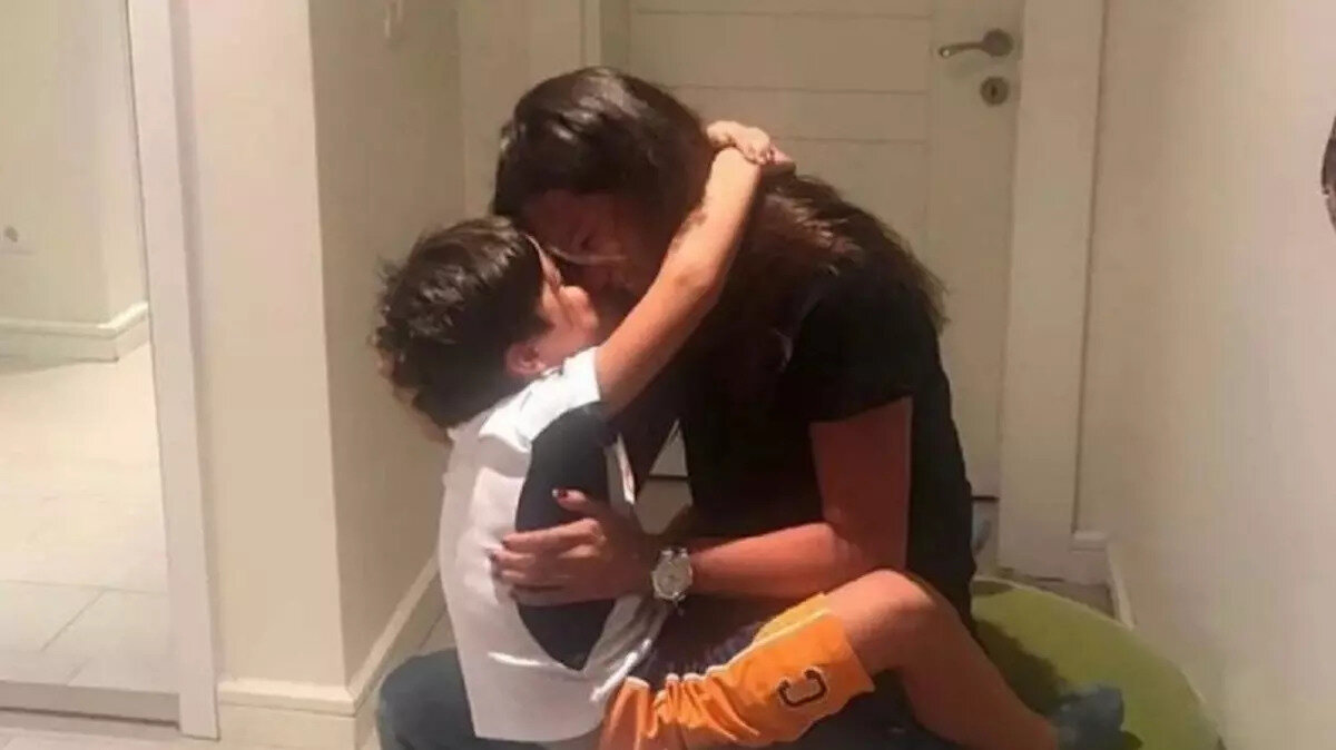 Ebru Şallı, daha önce katıldığı bir programda oğlu Pars'ın hastalık sürecini şu sözlerle anlatmıştı:<br><br>"Pars'a böyle bir anı kalsın, sürekli bu konu konuşulsun istemedim. O yüzden yakın çevremiz bilsin ama büyütmeyelim dedik babasıyla birlikte. Sonrasında çocuğuma yoğunlaştım. Tam atlattık derken ve evde tedaviye devam ederken hastalık nüksetti. Ardından ilik nakli sürecine girdik. Allah hiçbir anne babaya bunu yaşatmasın, dünyanın en zor durumu..." diyen Şallı, "Uygun ilik bir türlü bulamadık, sonra bendeki bir doku ile Pars'ta aynı doku çıktı. Sonra kilo aldım ve oğluma ilik verdim. Yüzde 100 uyumlu oldu, 45 gün tecritte birlikteydik Pars'la. Dışarı çıkıp ağlıyordum, onun yanında hep neşeliydim. Beni her zaman iyi görsün istediğim için böyle yaptım. 6 ay sonra hastalık nüksetti ve o süreç çok zordu. Bazen çok iyi oluyordu ama bir daha eve dönemedik."