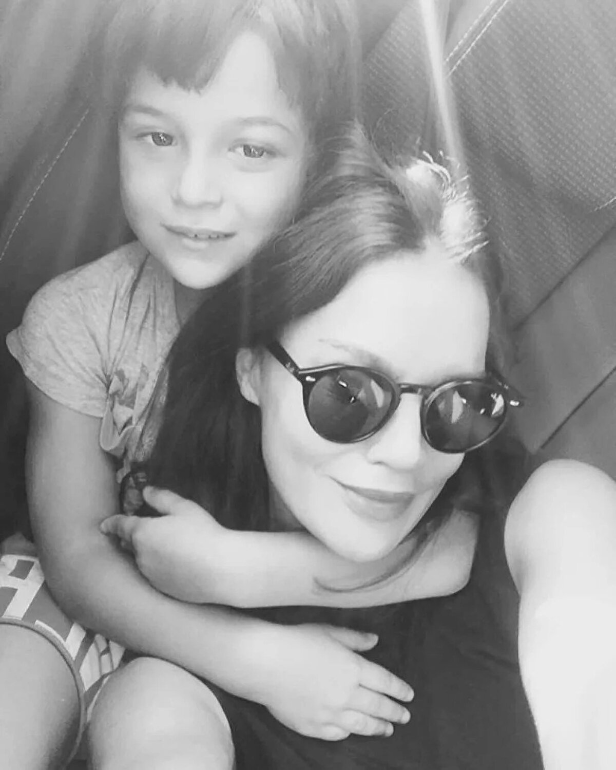 "Çok çok özledim"<br><br>Pars'ın fotoğraflarını paylaşan Ebru Şallı, "Göğsümün sol köşesinde kalp diye taşıdığım sensin ponçiğim... Çok çok çok özledim. Melekler neden az kalıyor bu dünyada?  Allah bu acıyı hiçbir anne babaya yaşatmasın" ifadelerini not düştü.